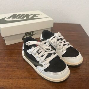 Nike Kids Black and White Sneakers with Gray Accents